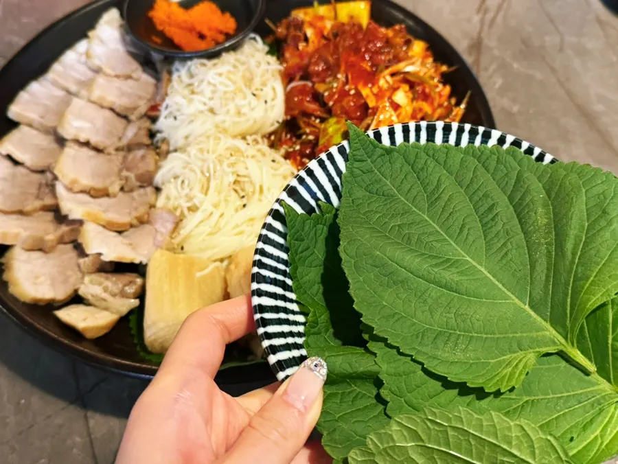 보쌈과 백김치가 함께 나온 접시