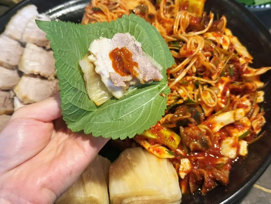 보쌈에 골뱅이무침을 올린 모습