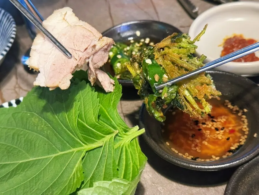 부치곰 보쌈 세트 먹는 중인 테이블