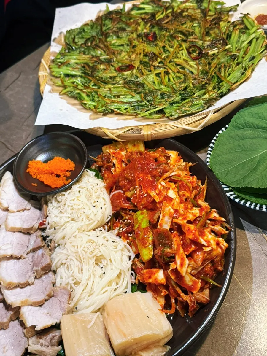 둘이 나눠 먹은 부치곰 세트 상차림