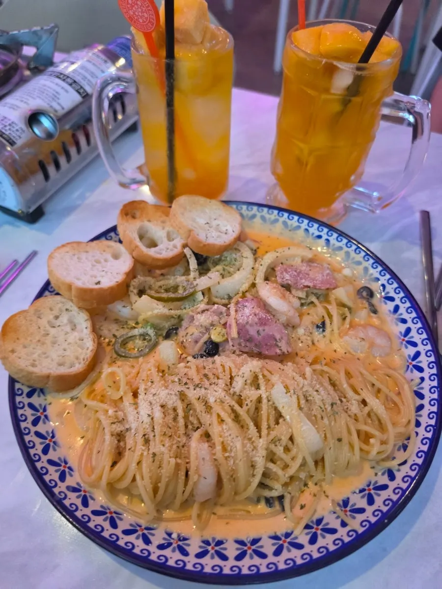 Ho Samchon's carbonara chicken topped with cream sauce