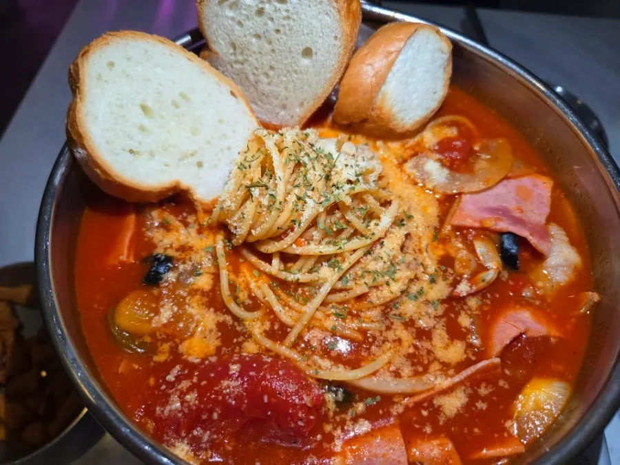 어두운 조명 아래 토마토 파스타