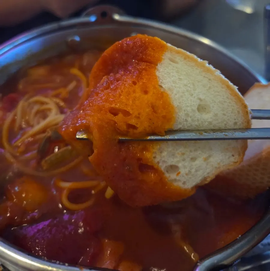빵과 새우를 곁들인 토마토 파스타