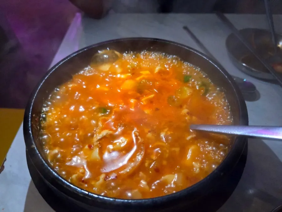 토마토소스 국물에 찍어 먹는 빵과 새우