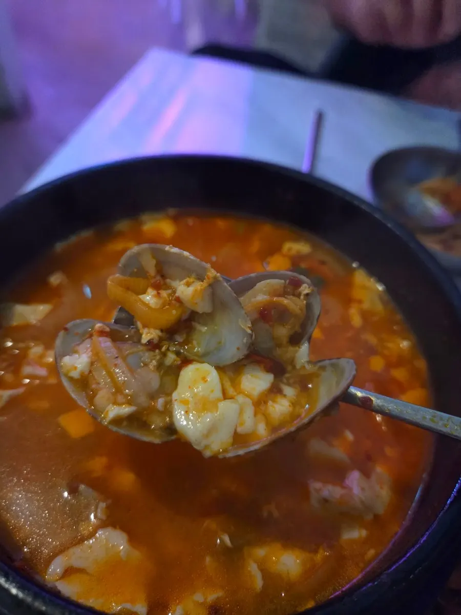 모임 테이블의 순두부찌개