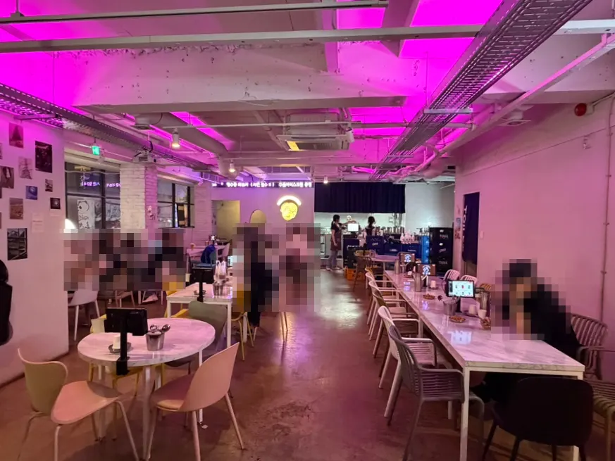 Ho Samchon interior with tables and group seating