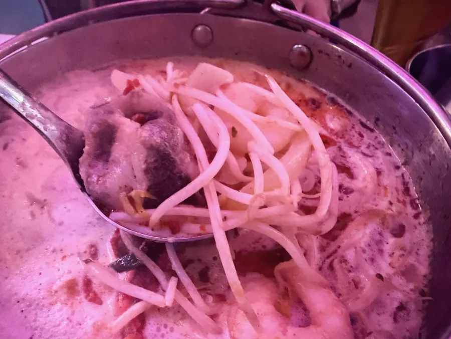 Cream jjamppong generously filled with sprouts and seafood