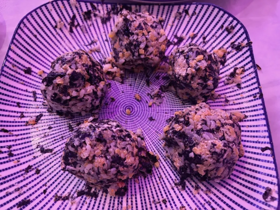 Flying-fish-roe rice balls that calm the heat