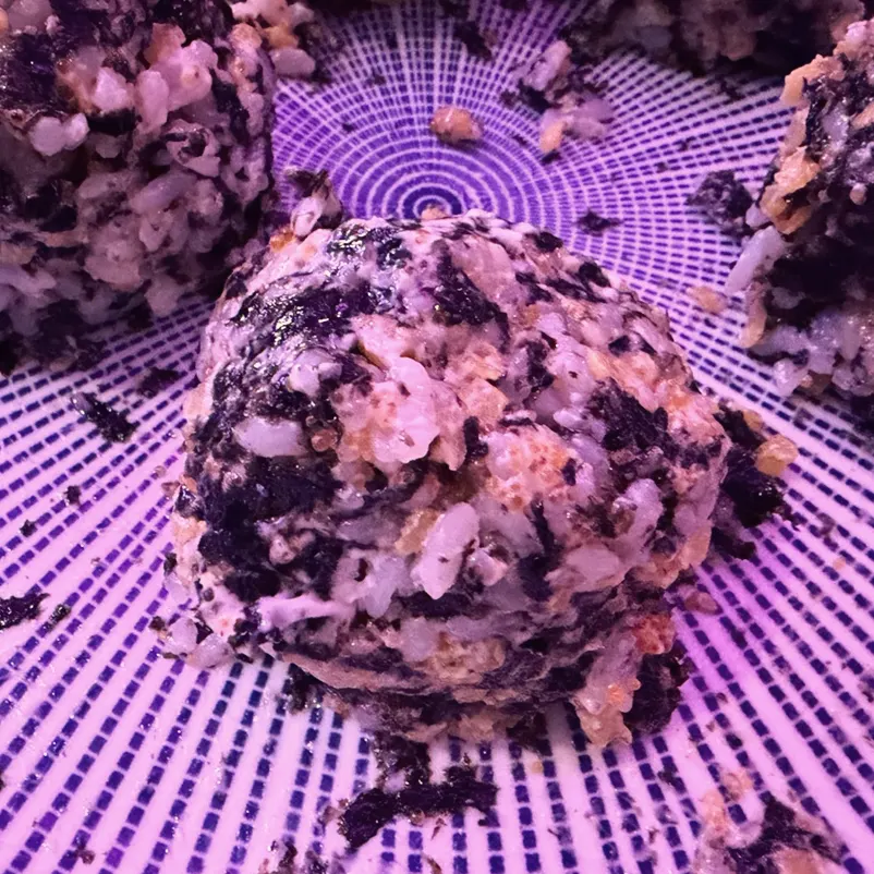 DIY seaweed-flake and flying-fish-roe rice balls