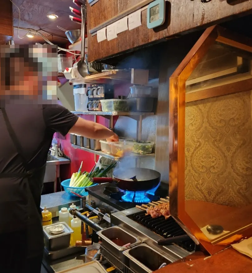 다찌석에서 보이는 오픈 주방