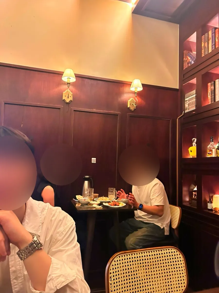 서재를 옮겨 놓은 듯한 1층 안쪽 공간