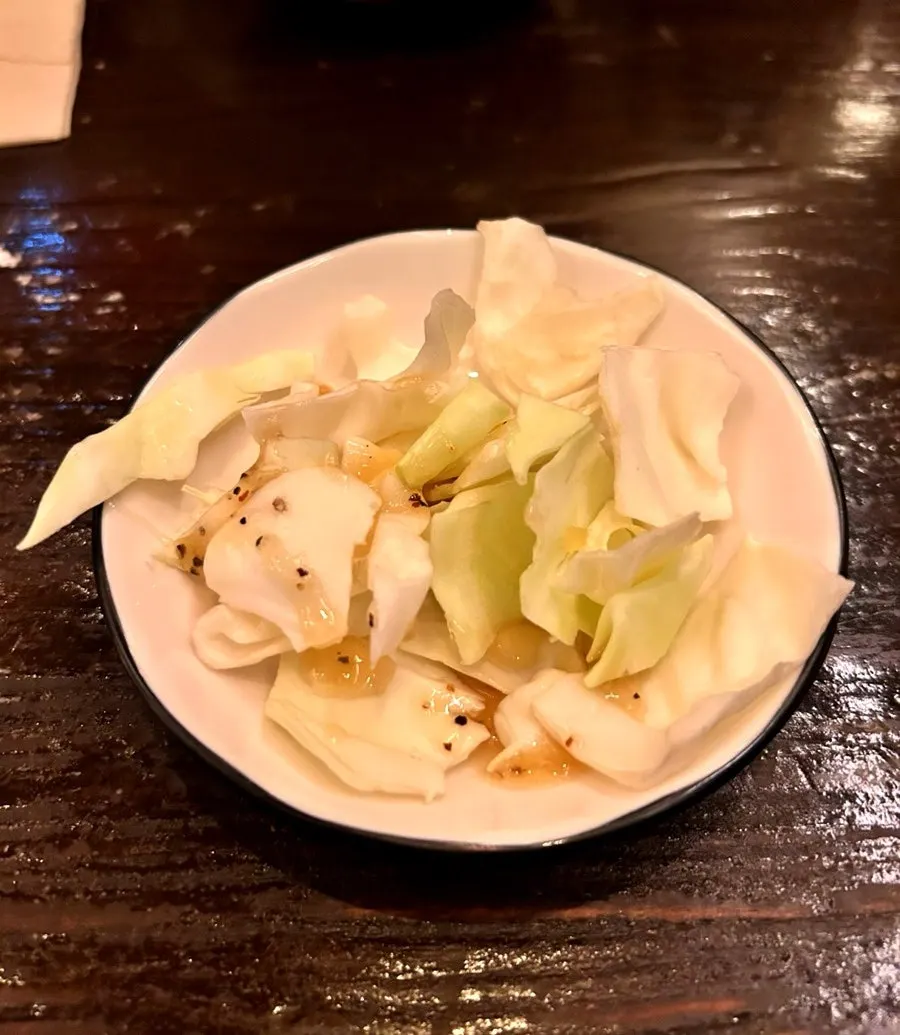 레몬 슬라이스를 올린 얼그레이 하이볼