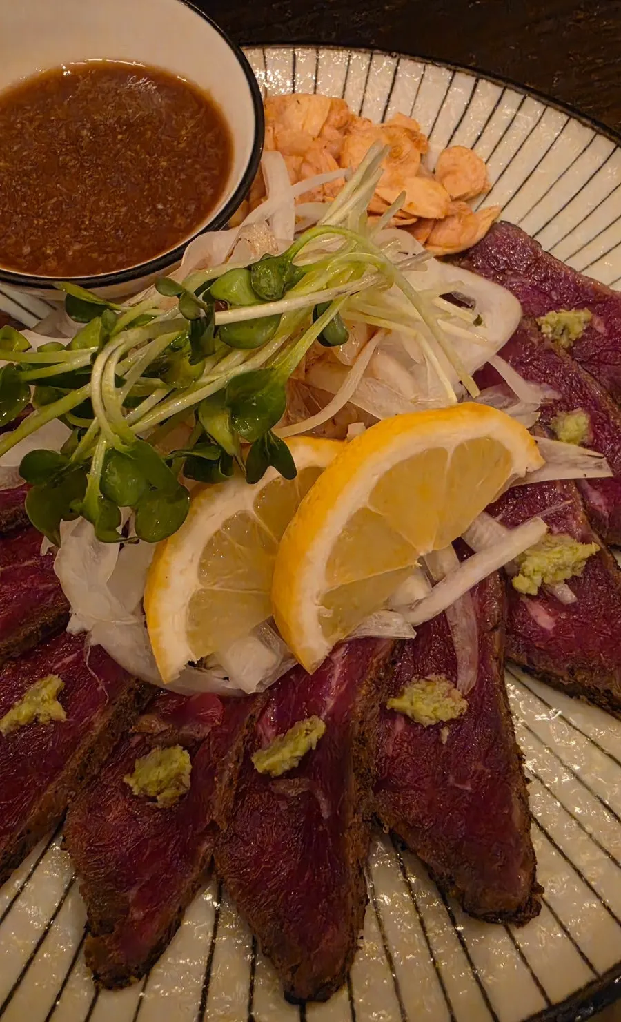 접시에 꽃처럼 펼쳐진 소고기 타다끼