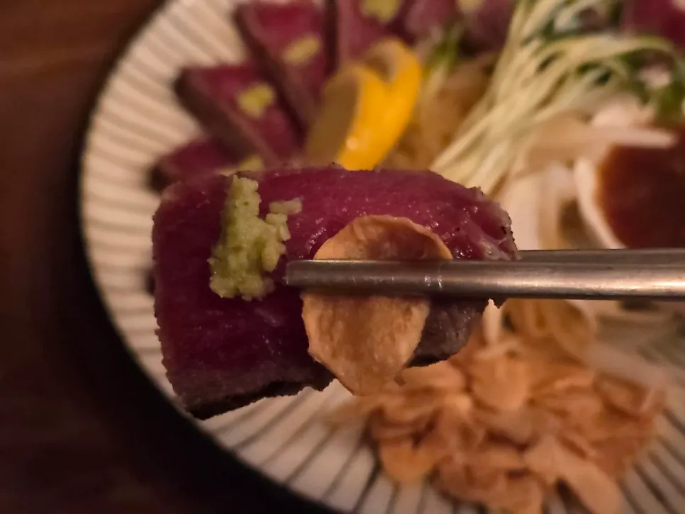 Thinly sliced beef tataki with garnish