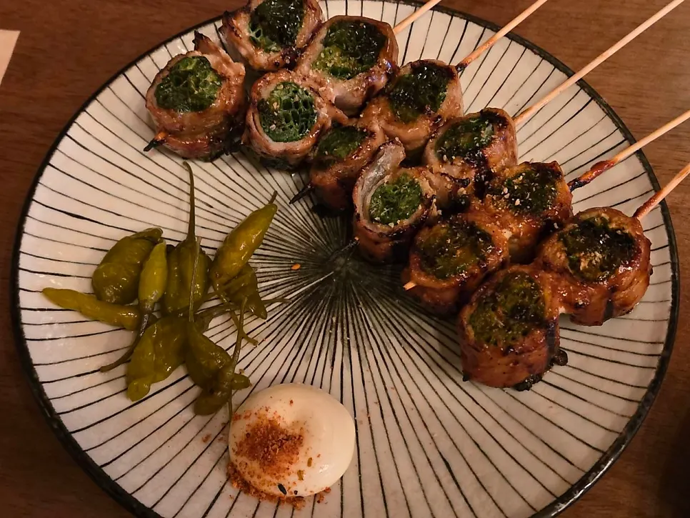 Golden-grilled pork belly scallion skewer