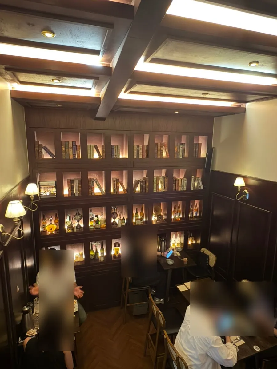 1층 테이블과 조명 분위기