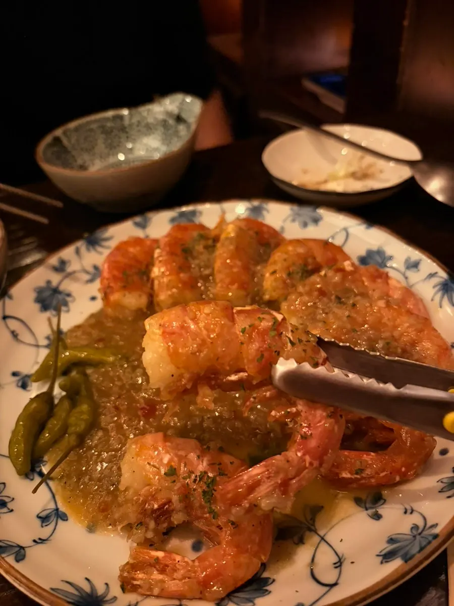 소스가 깔린 버터갈릭왕새우 접시