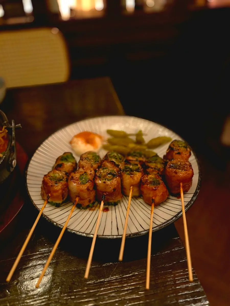 Freshly grilled 6 pieces of pork belly-scallion skewers