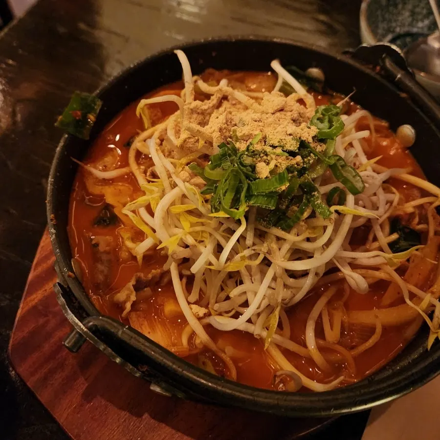 Beef brisket nabe with bean sprouts piled sky-high