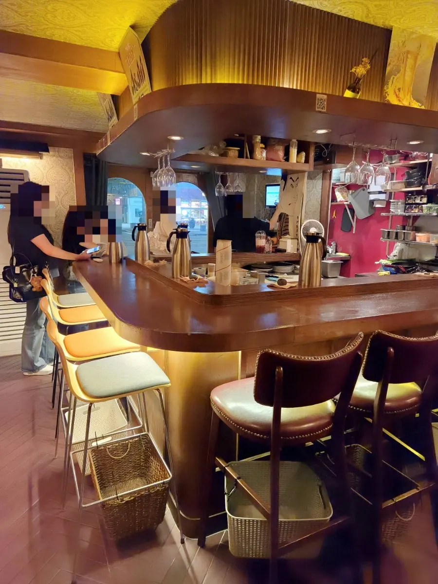 Interior of the 1st floor hall at Nani Byeolgwan Yeongdeungpo Branch