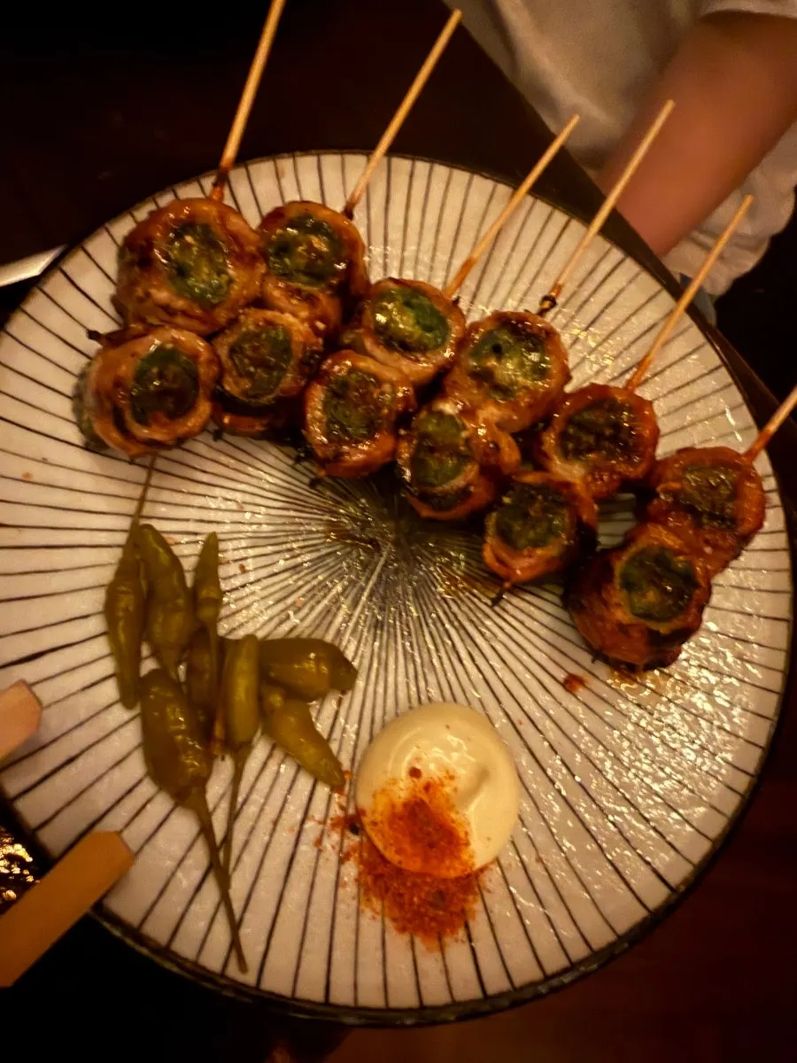 접시에 담긴 야키토리 꼬치 구이