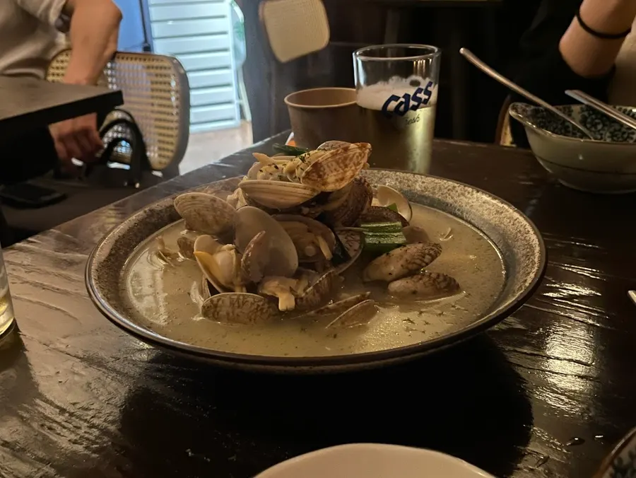 김이 모락모락 나는 바지락술찜 한 그릇