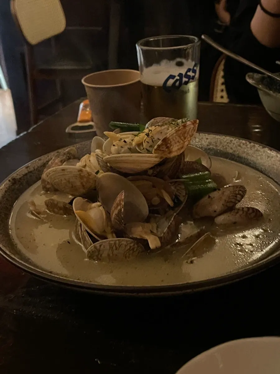 뽀얀 국물에 바지락이 가득한 술찜