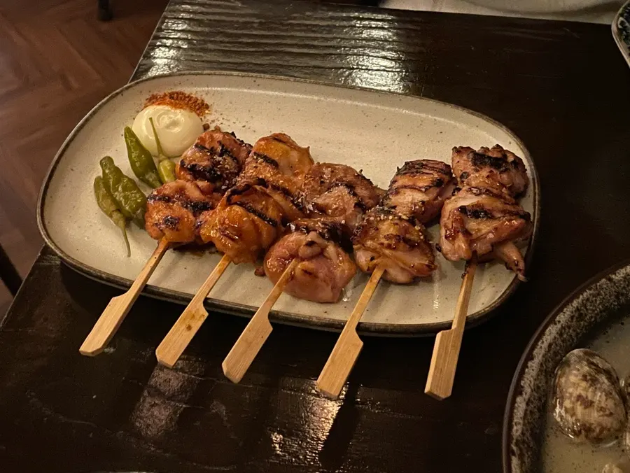 꼬치 아래 함께 나온 마요네즈 소스