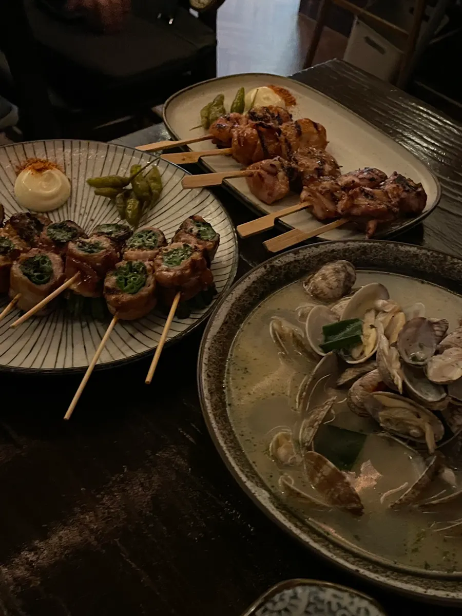 바지락술찜과 꼬치가 함께 놓인 상차림