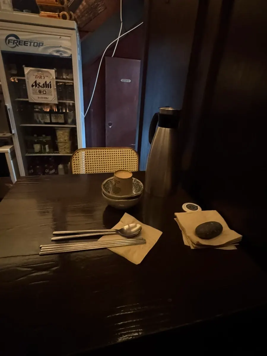 꼬치와 안주가 적힌 이자카야 메뉴판