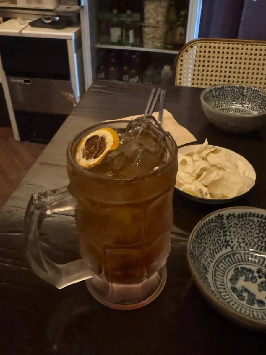 테이블에 차려진 이자카야 기본 세팅