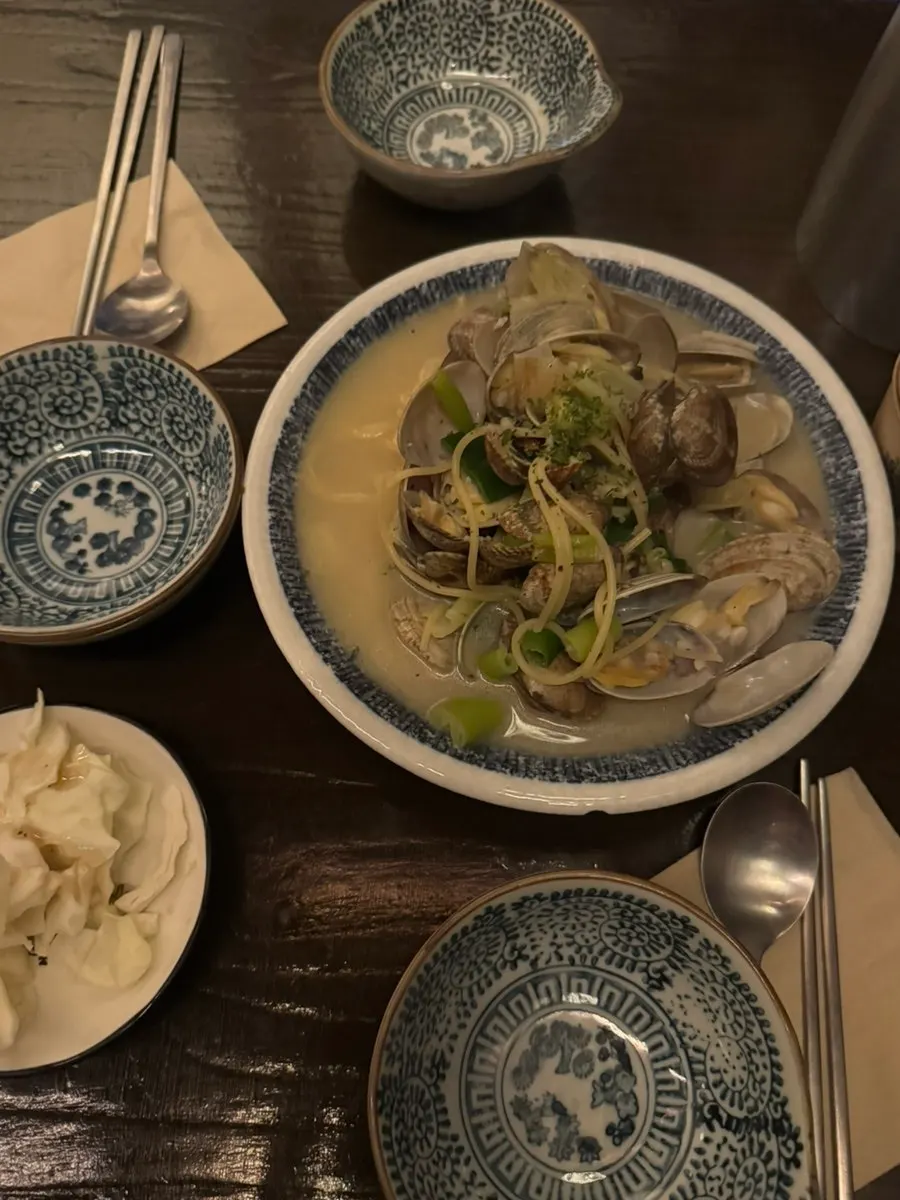 바지락이 넉넉히 담긴 바지락 술찜