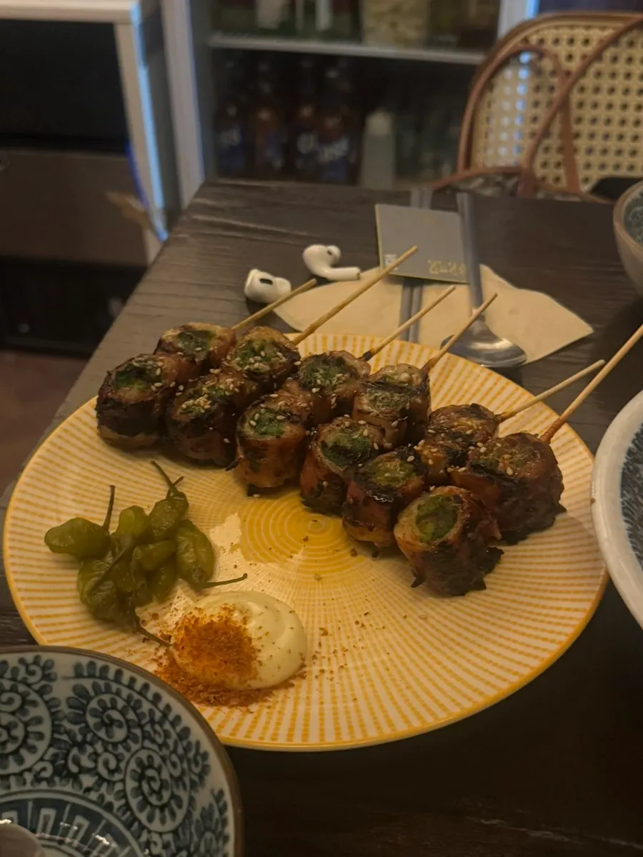 바지락 술찜 국물을 떠먹는 모습