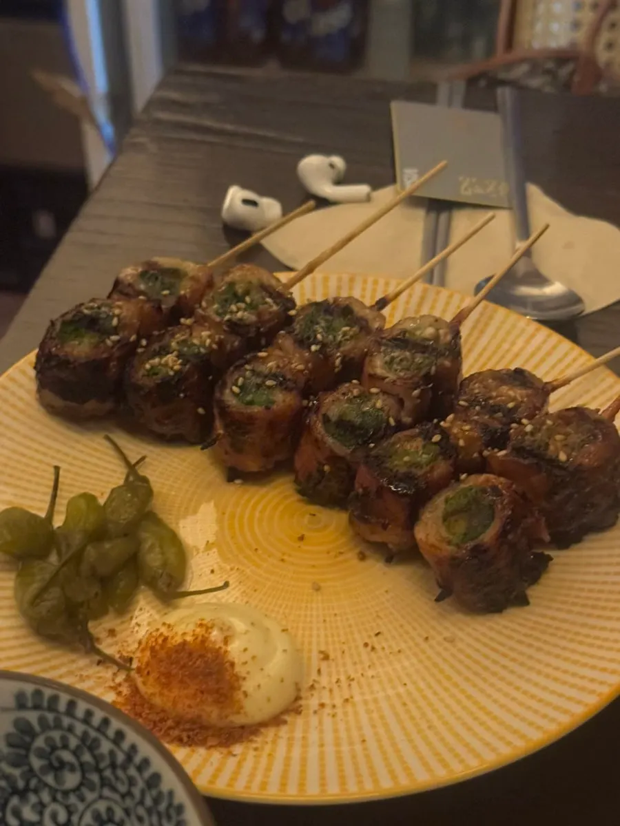 갓 구워 나온 꼬치 한 접시
