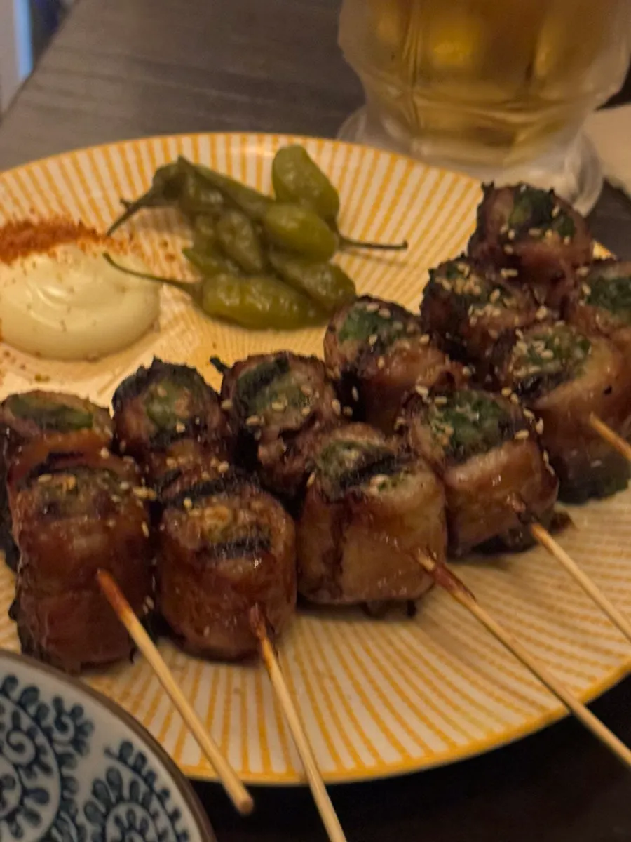 꼬치와 바지락 술찜이 함께 놓인 술상