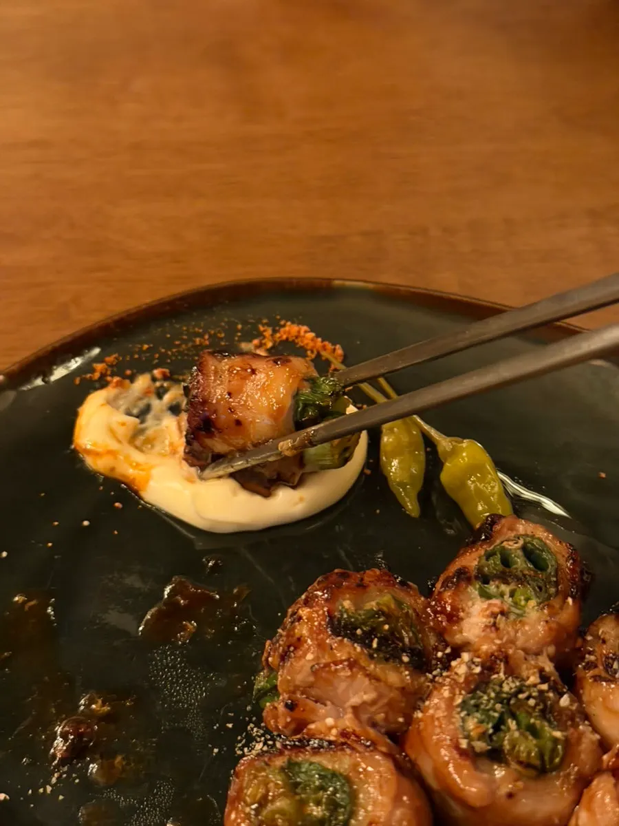 꼬치와 맥주가 놓인 테이블 전경