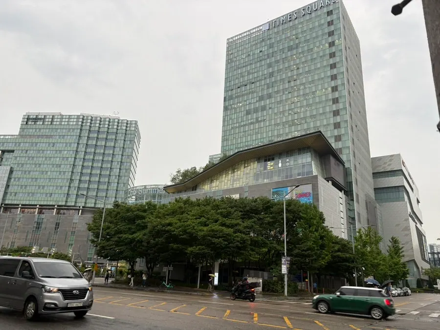 Japanese-style exterior of Nani Byeolgwan Yeongdeungpo Branch on the Munnae-ro main road