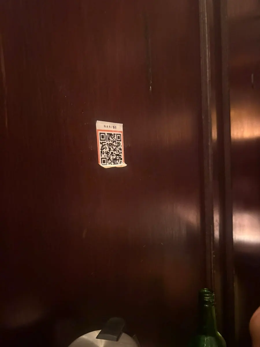 QR ordering instructions attached to the table