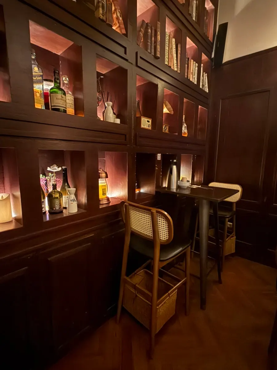 Seating good for a solo drink at this izakaya