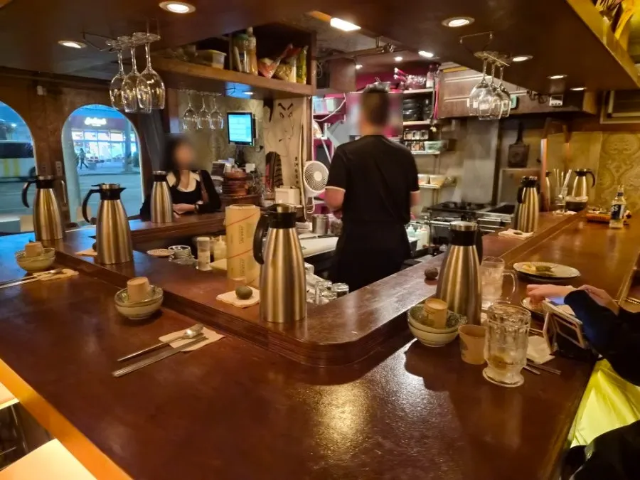 Retro-style interior mood of the izakaya