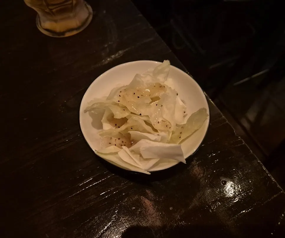 주문한 안주와 맥주가 놓인 테이블