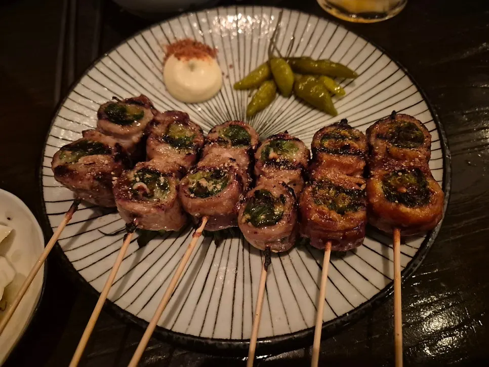 테이블에 차려진 꼬치 안주