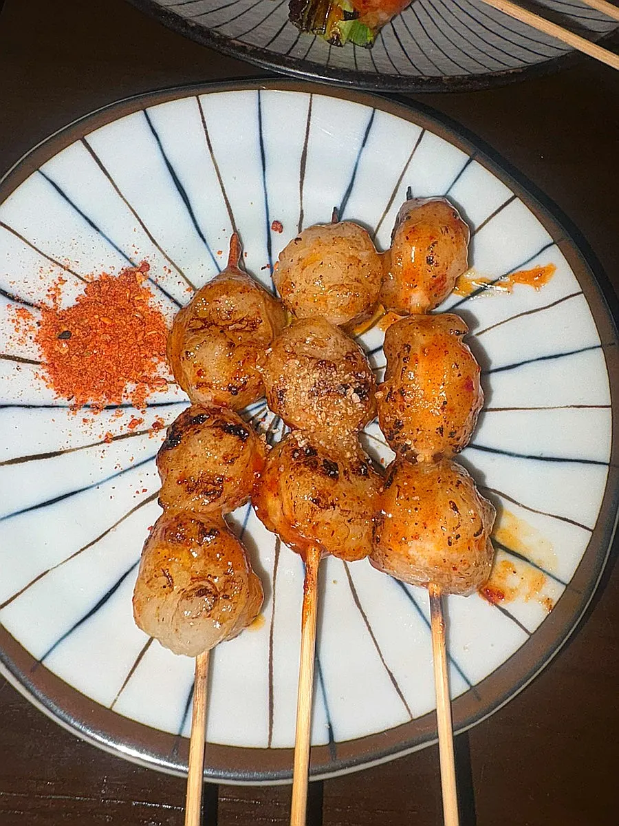양념이 얹힌 대창꼬치