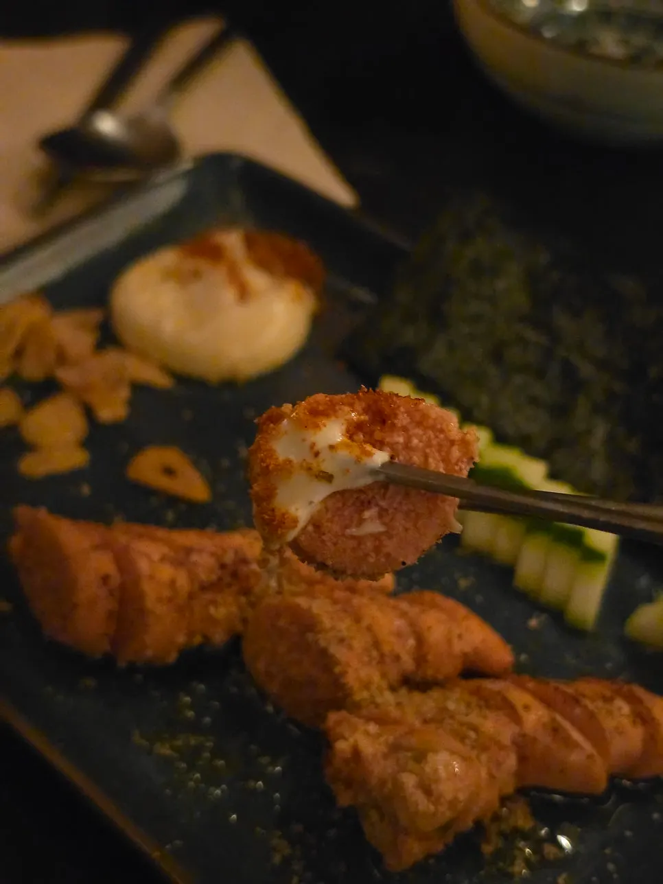 삼겹살과 쪽파를 감은 꼬치 클로즈업