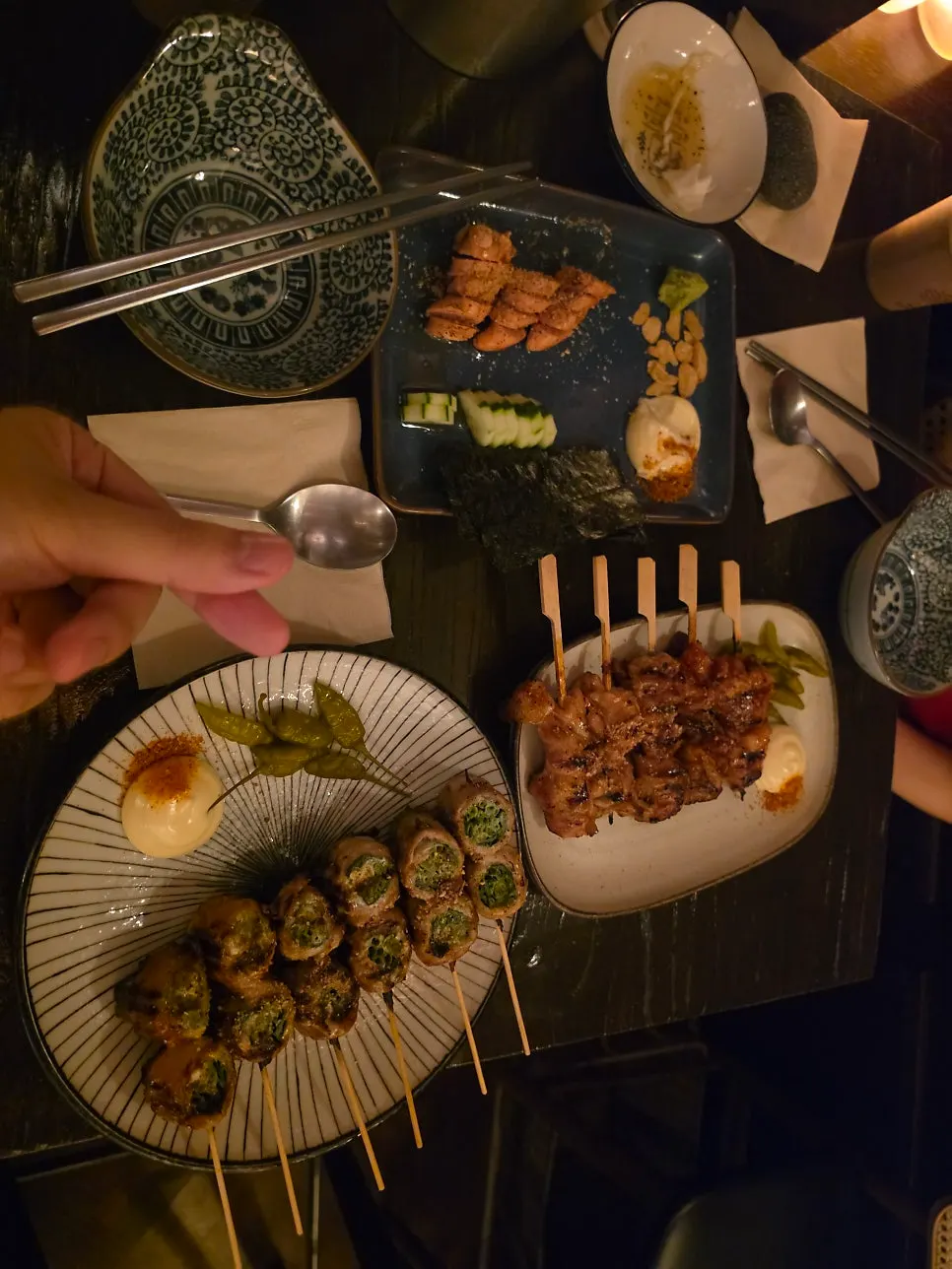 삼겹쪽파꼬치를 들어 올린 모습