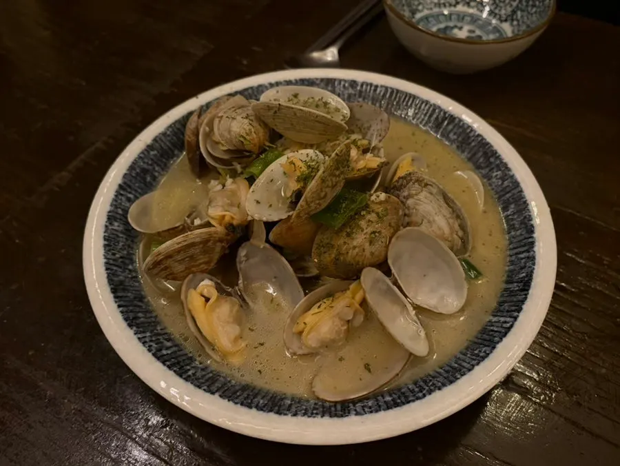 A pot of Nani Byeolgwan's steamed clams in sake
