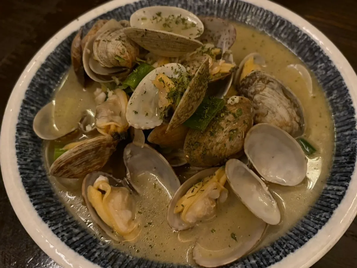 Steamed clams packed with plump clams