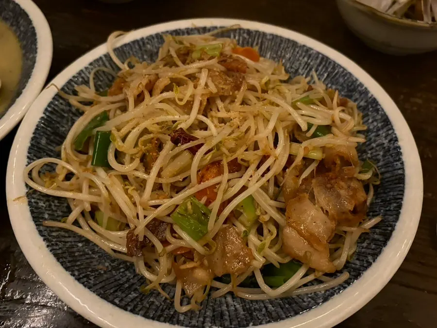 A plate of stir-fried pork with bean sprouts