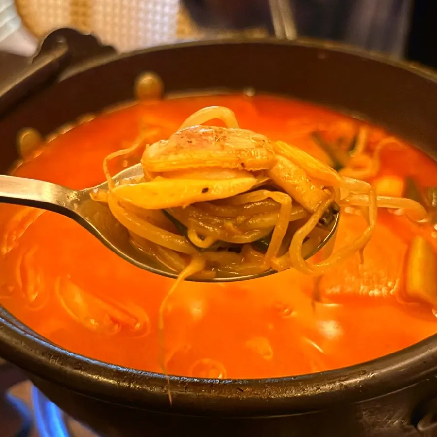 Seafood nabe topped with a generous amount of bean sprouts