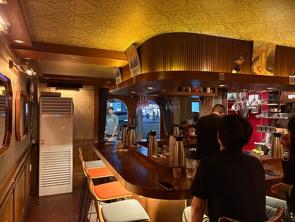 Warmly lit interior of Nani Byeolgwan Yeongdeungpo Branch